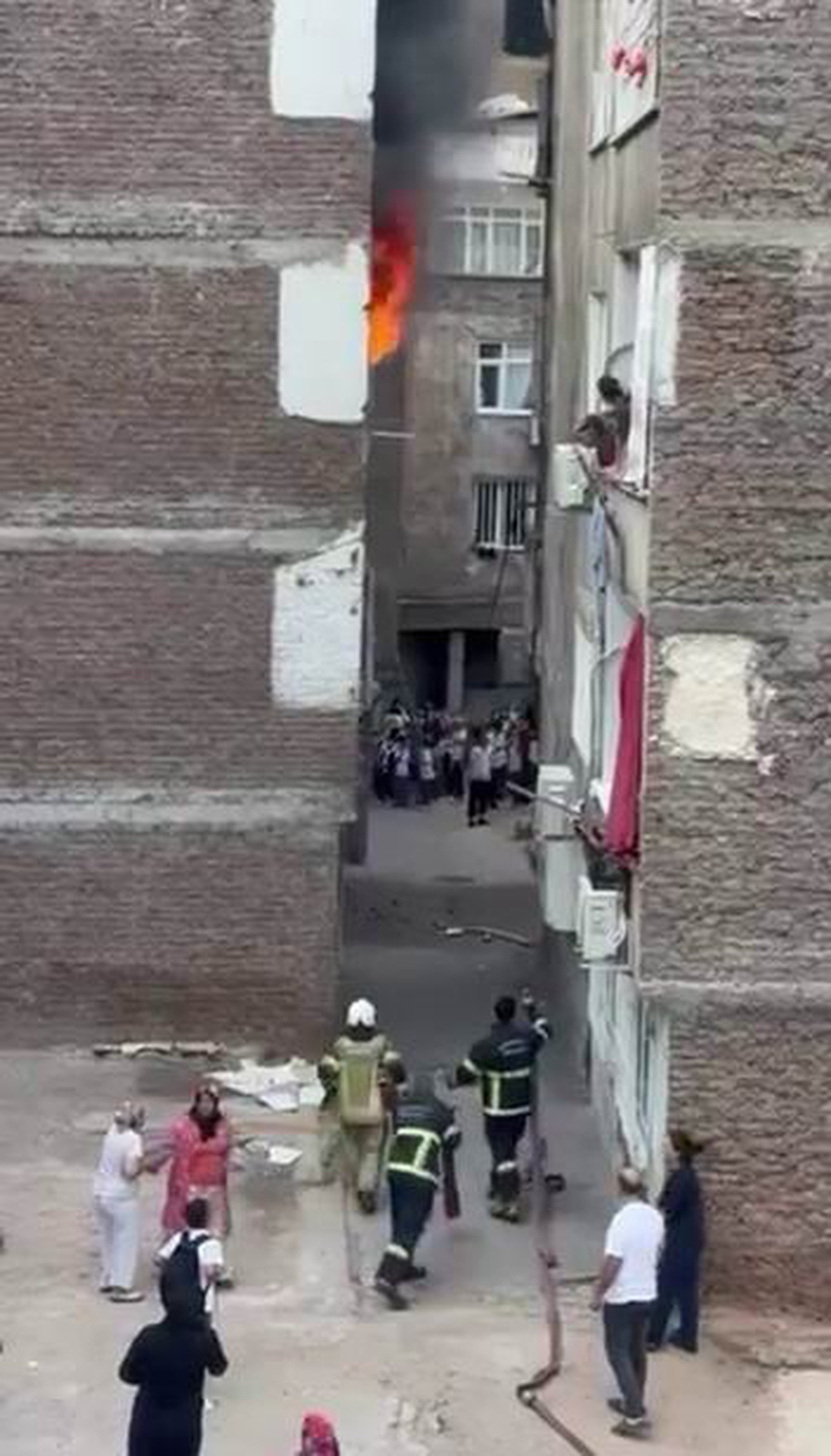 Diyarbakır Sur'da apartmanın 3. katında çıkan yangın hasara yol açtı