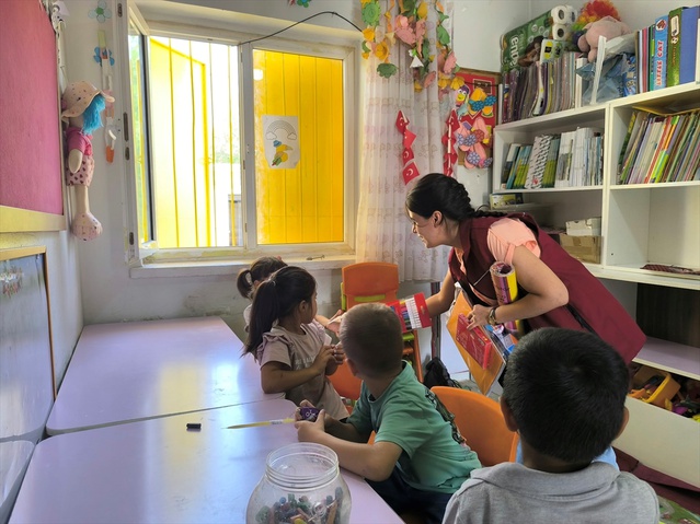Diyarbakır'da öğrencilere kırtasiye ve çanta desteği