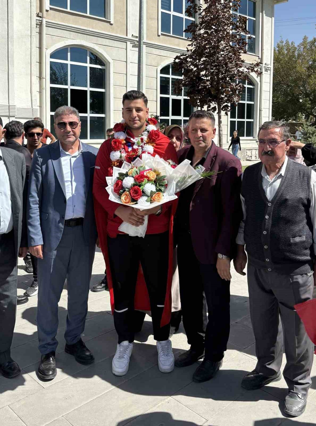 Dünya şampiyonu Furkan Bilici, Van\'da davul zurna ve çiçeklerle karşılandı