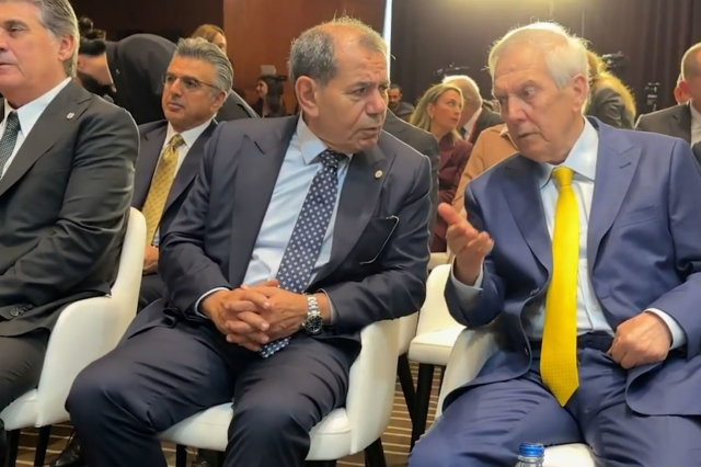 Dursun Özbek, gözünü Aziz Yıldırım'ın telefonundan ayırmadı