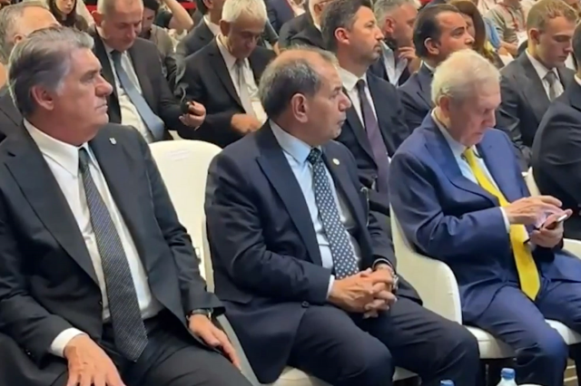 Dursun Özbek, gözünü Aziz Yıldırım'ın telefonundan ayırmadı