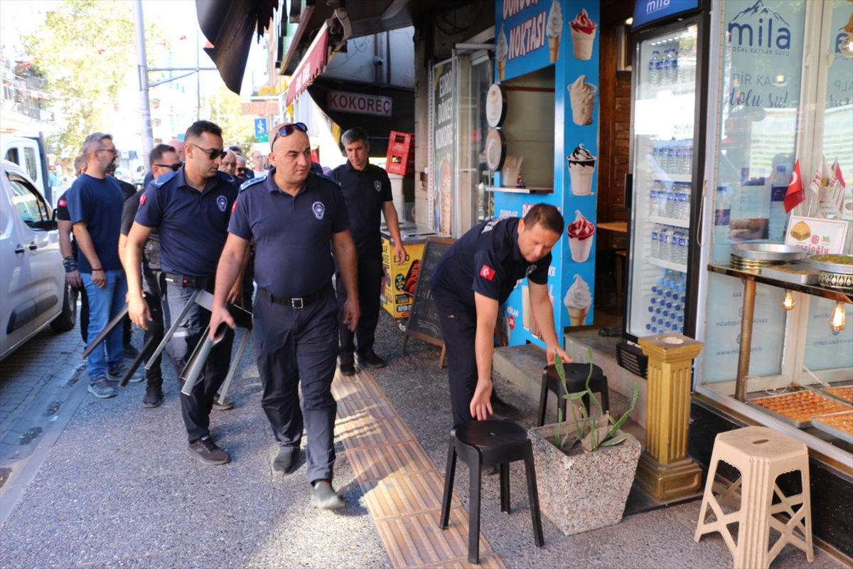 Edremit\'te zabıta, kaldırımdaki tezgah ve tabelaları yaya geçişi için kaldırdı