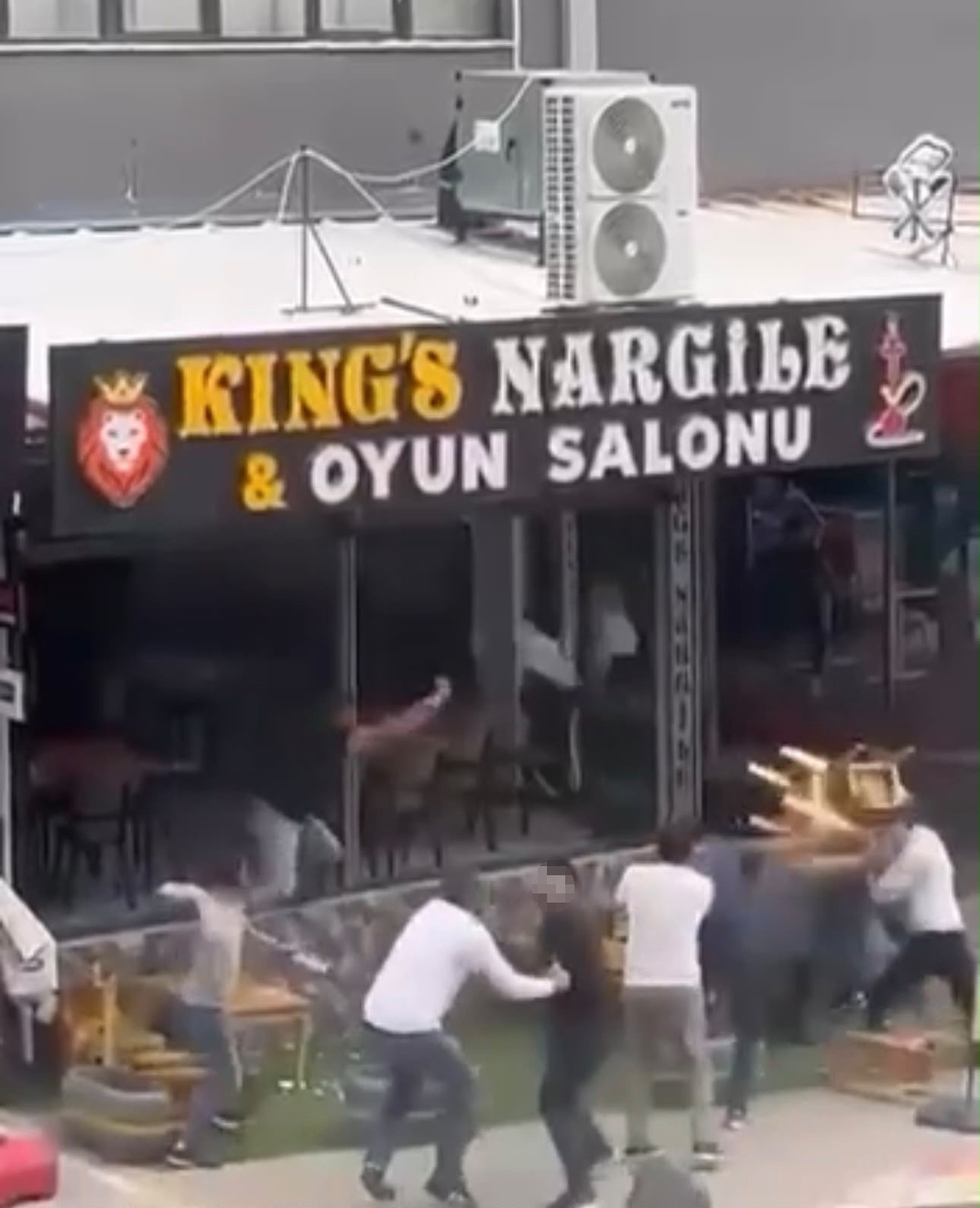 Elazığ\'da oyun salonunda sandalyeler havada uçuştu, 1 kişi yaralandı