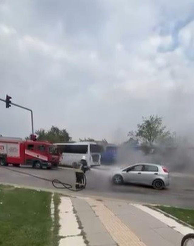 Elazığ'da seyir halindeki otomobilin motorunda çıkan yangın söndürüldü