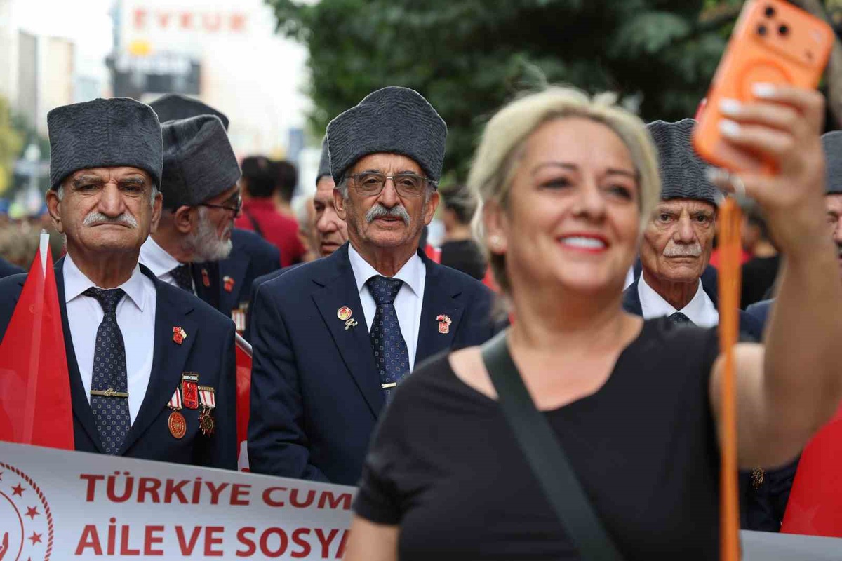 Elazığ\'da Gaziler Günü yürüyüşü mehteran eşliğinde yapıldı