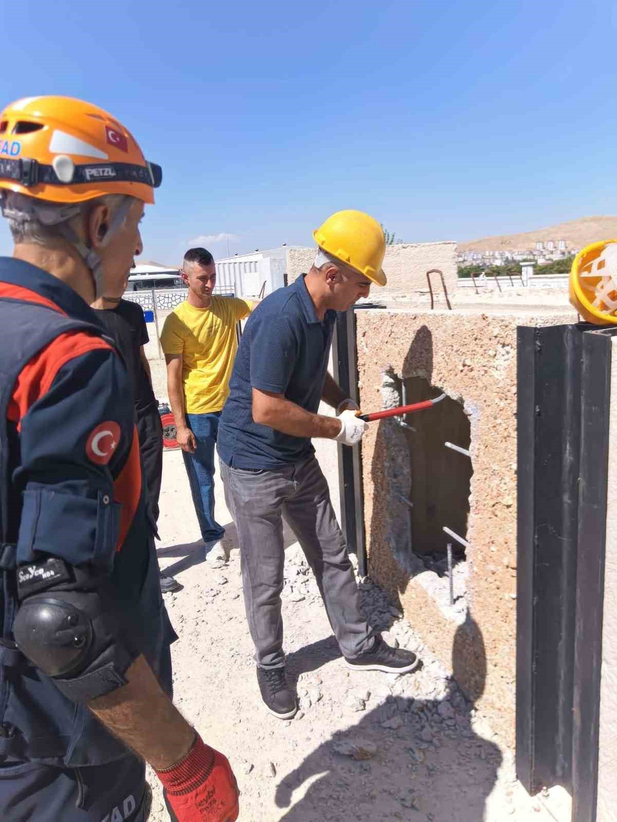 Elazığ\'da jandarmaya enkazda arama kurtarma eğitimi veriliyor
