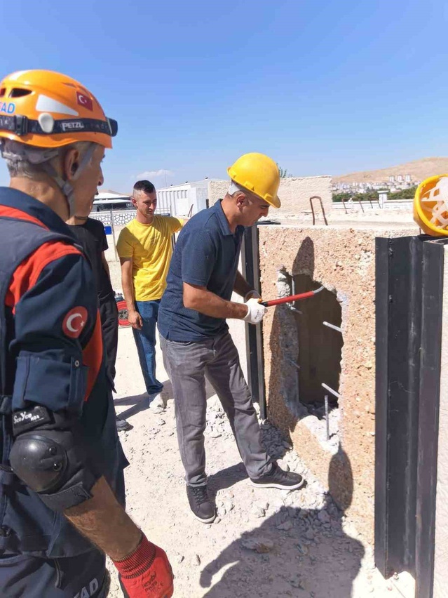 Elazığ'da jandarmaya enkazda arama kurtarma eğitimi veriliyor