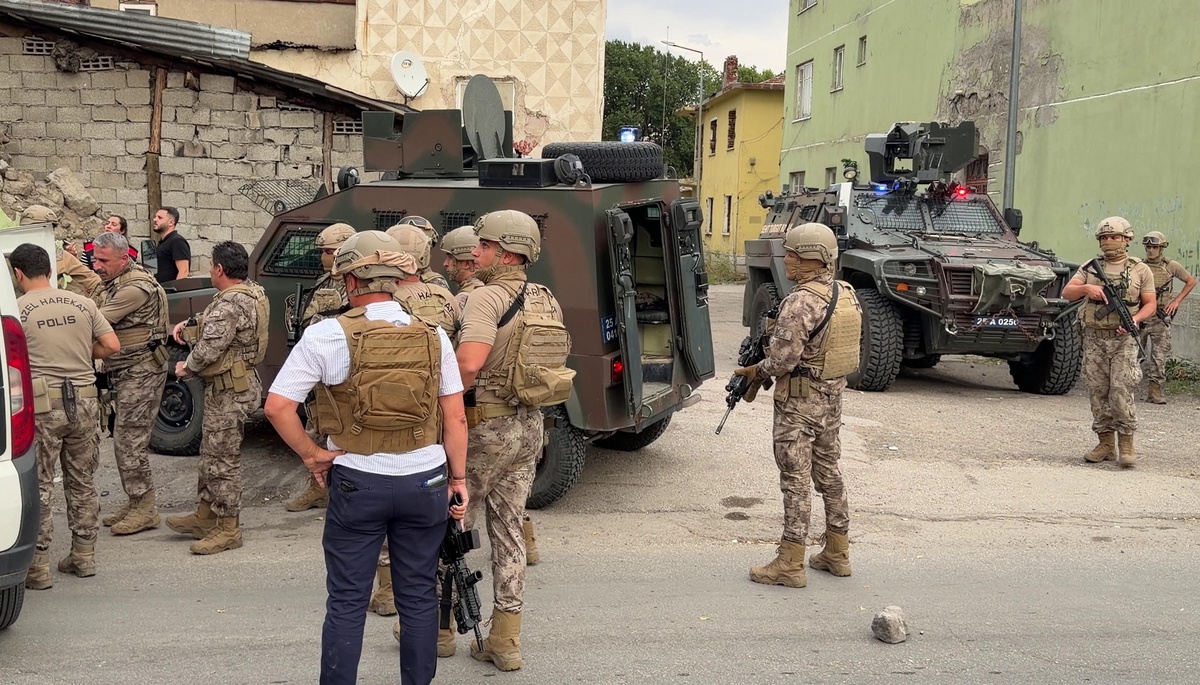 Erzurum'da boşanma aşamasındaki çiftin yakınları çatıştı, 1'i polis 12 kişi yaralandı