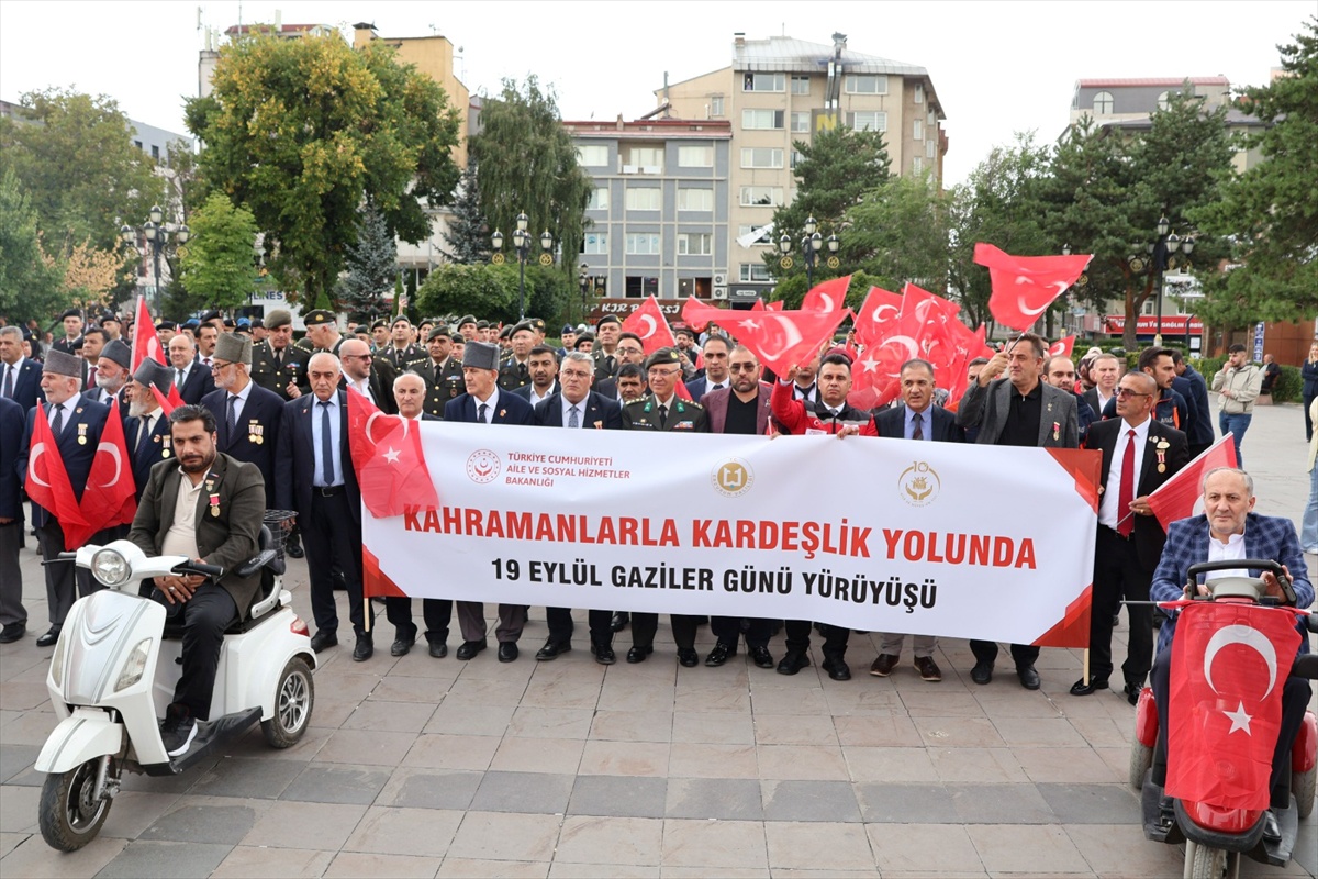 Erzurum ve Ardahan\'da Gaziler Günü dolayısıyla yürüyüş düzenlendi