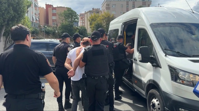 Fatih'te döviz bürosundaki silahlı kavgada gözaltına alınan 12 şüpheli adliyeye sevk edildi