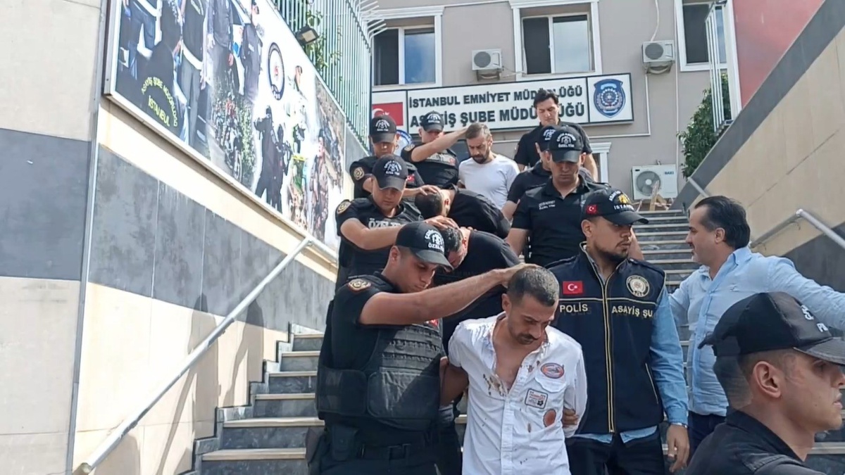 Fatih\'te döviz bürosundaki silahlı kavgada gözaltına alınan 12 şüpheli adliyeye sevk edildi