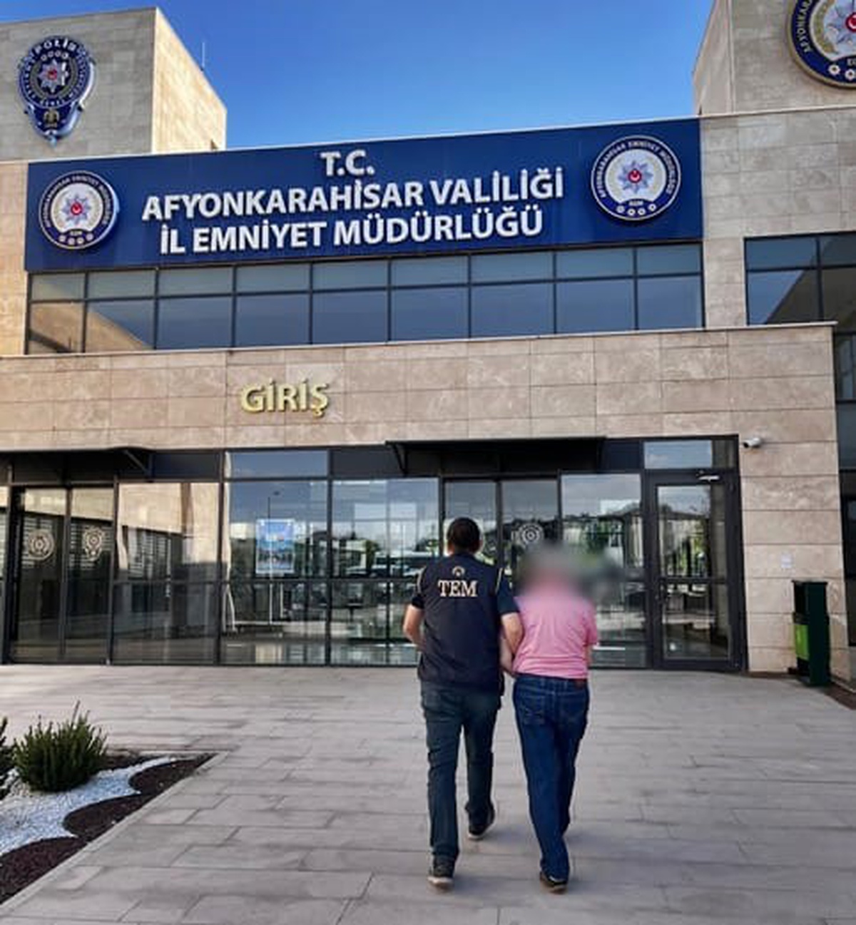 Afyonkarahisar\'da FETÖ üyeliğinden aranan R.O. yakalanarak cezaevine teslim edildi