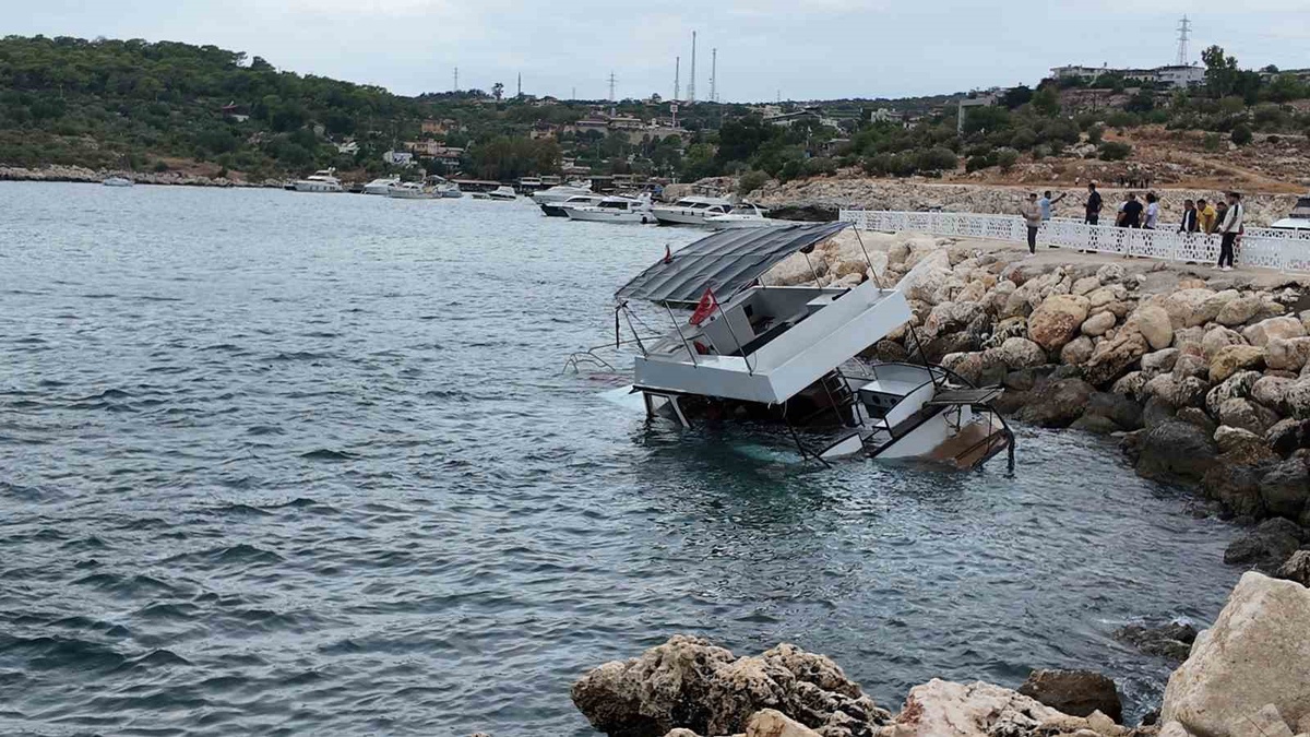 Silifke Narlıkuyu sahilinde fırtına tekneyi kıyıya vurdu, kurtarma başlatıldı