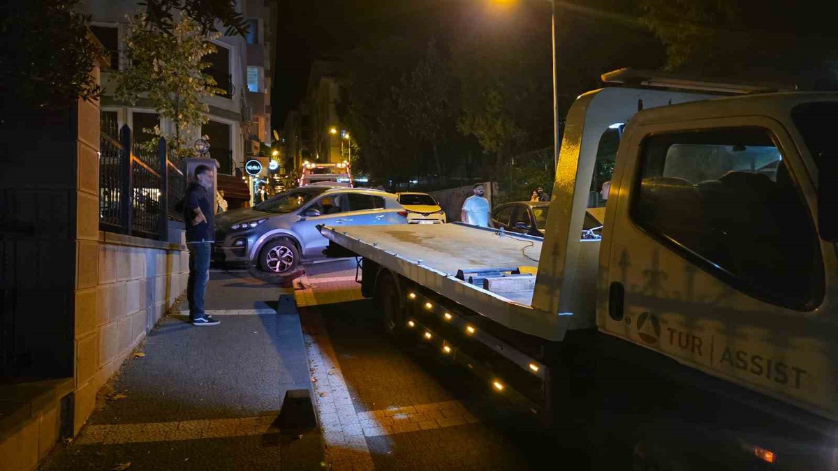Bandırma\'da park halindeki otomobil kütüphane duvarına çarptı, araçta maddi hasar oluştu