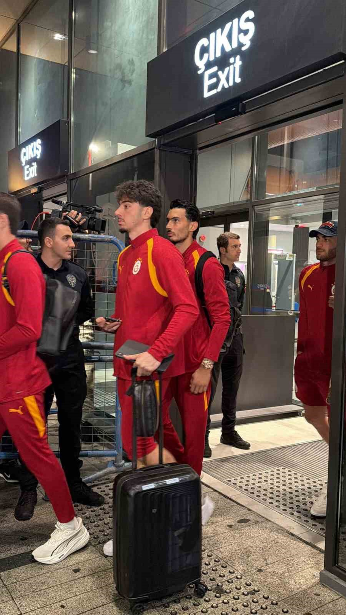 Galatasaray Trabzon\'a geldi, Osimhen ve 3 oyuncu kafilede yok