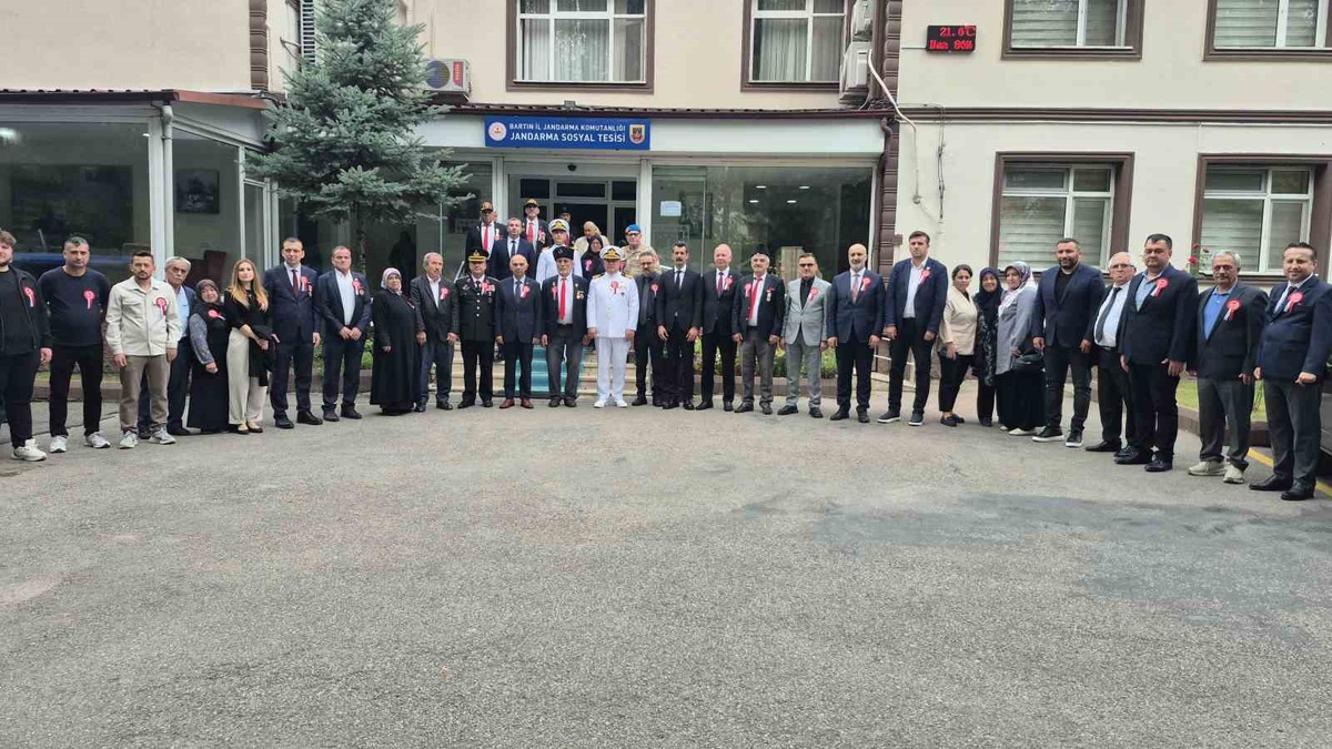 Bartın\'da yürüyüşte zorlanan Kıbrıs Gazisi\'ni polis ve 112 ekibi ambulansla taşıdı