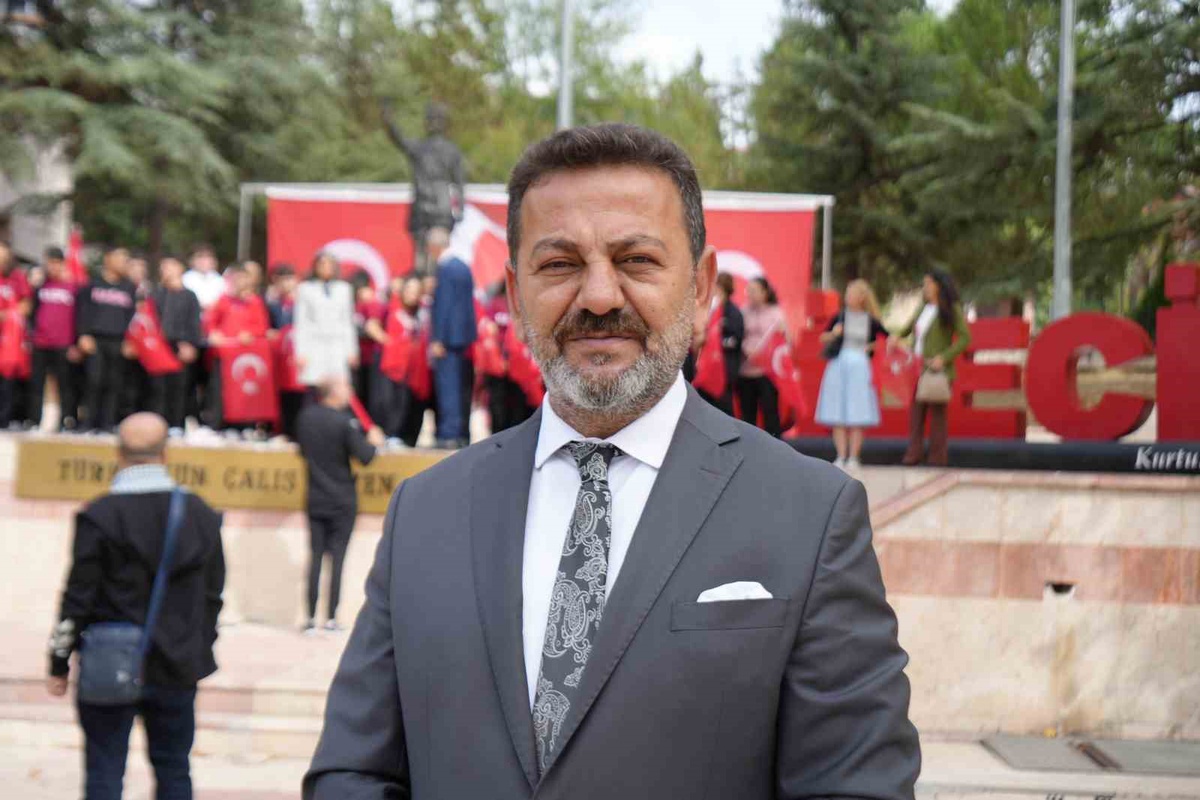 Gaziler ve gençler ellerindeki Türk bayraklarıyla omuz omuza yürüdü