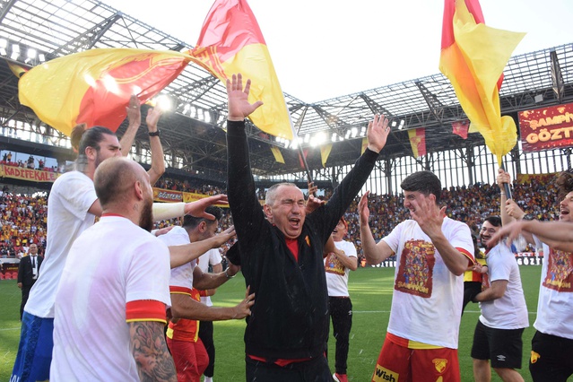 Göztepe, kötü başlangıca rağmen Stoilov'la sözleşme uzattı