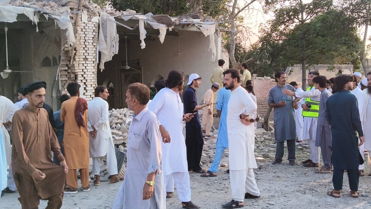 Pakistan Kohat\'ta cami yakınında iki bombalı saldırı, en az 16 ölü var