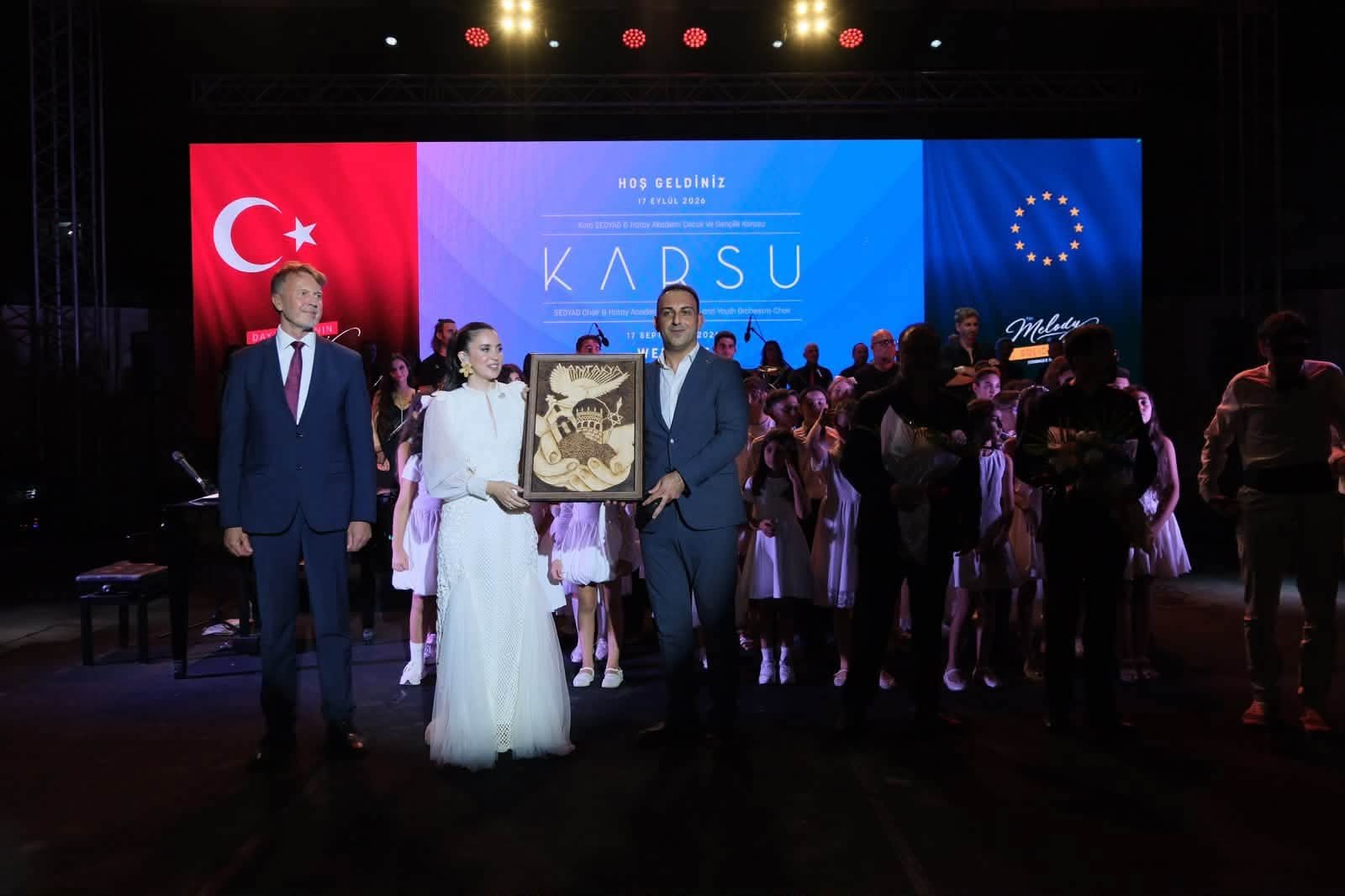 Karsu, memleketi Hatay'ın Defne ilçesinde dayanışma konserinde sahne aldı