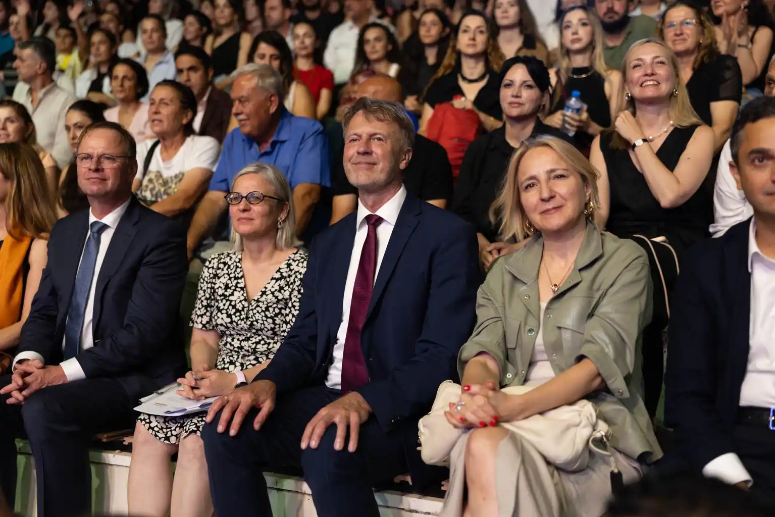 Karsu, memleketi Hatay'ın Defne ilçesinde dayanışma konserinde sahne aldı