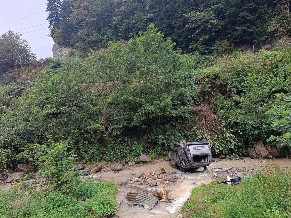 Trabzon Şalpazarı'nda dereye yuvarlanan araçta 3'ü ağır 5 kişi yaralandı