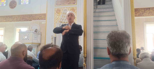 Hakkâri Ulu Cami'de cuma hutbesi işitme engelliler için işaret diliyle çevrildi