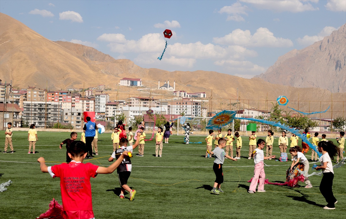 Hakkari\'de öğrenciler, Gazze\'deki çocuklar için uçurtma uçurdu