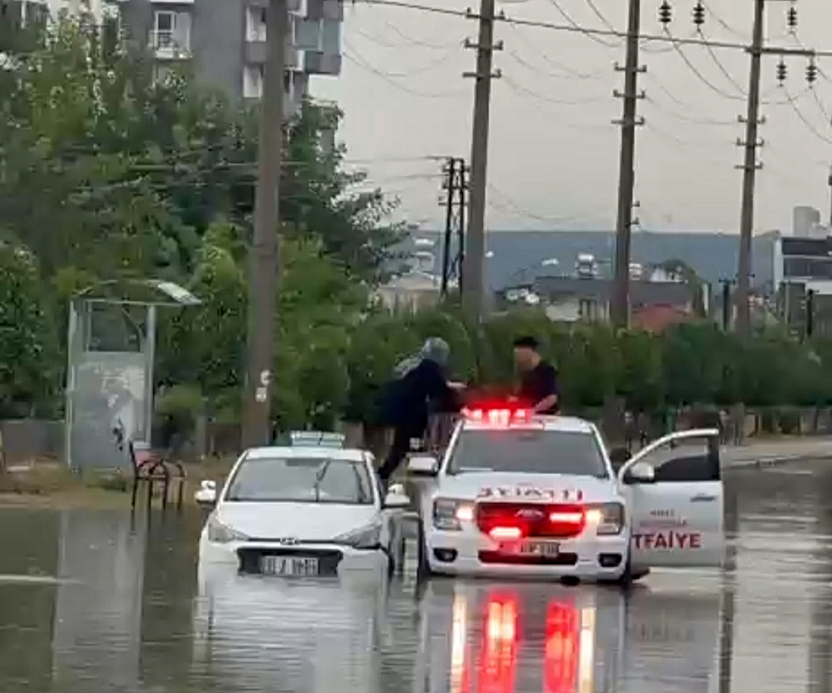 Hatay Dörtyol'da sağanak hayatı felç etti, araçta mahsur kalanları itfaiye kurtardı