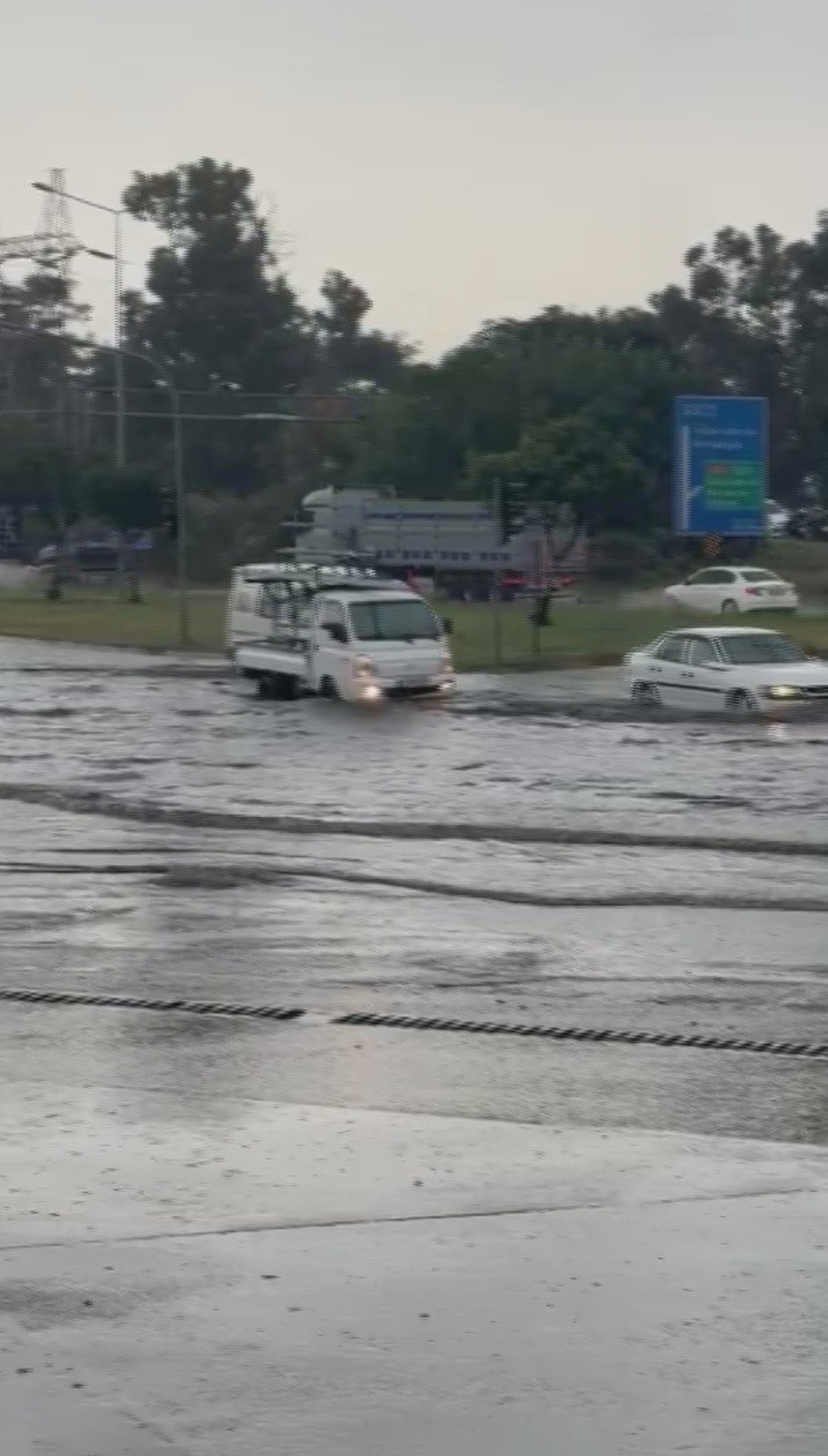Hatay'da sağanak nedeniyle Dörtyol ve Payas'ta yollar göle döndü