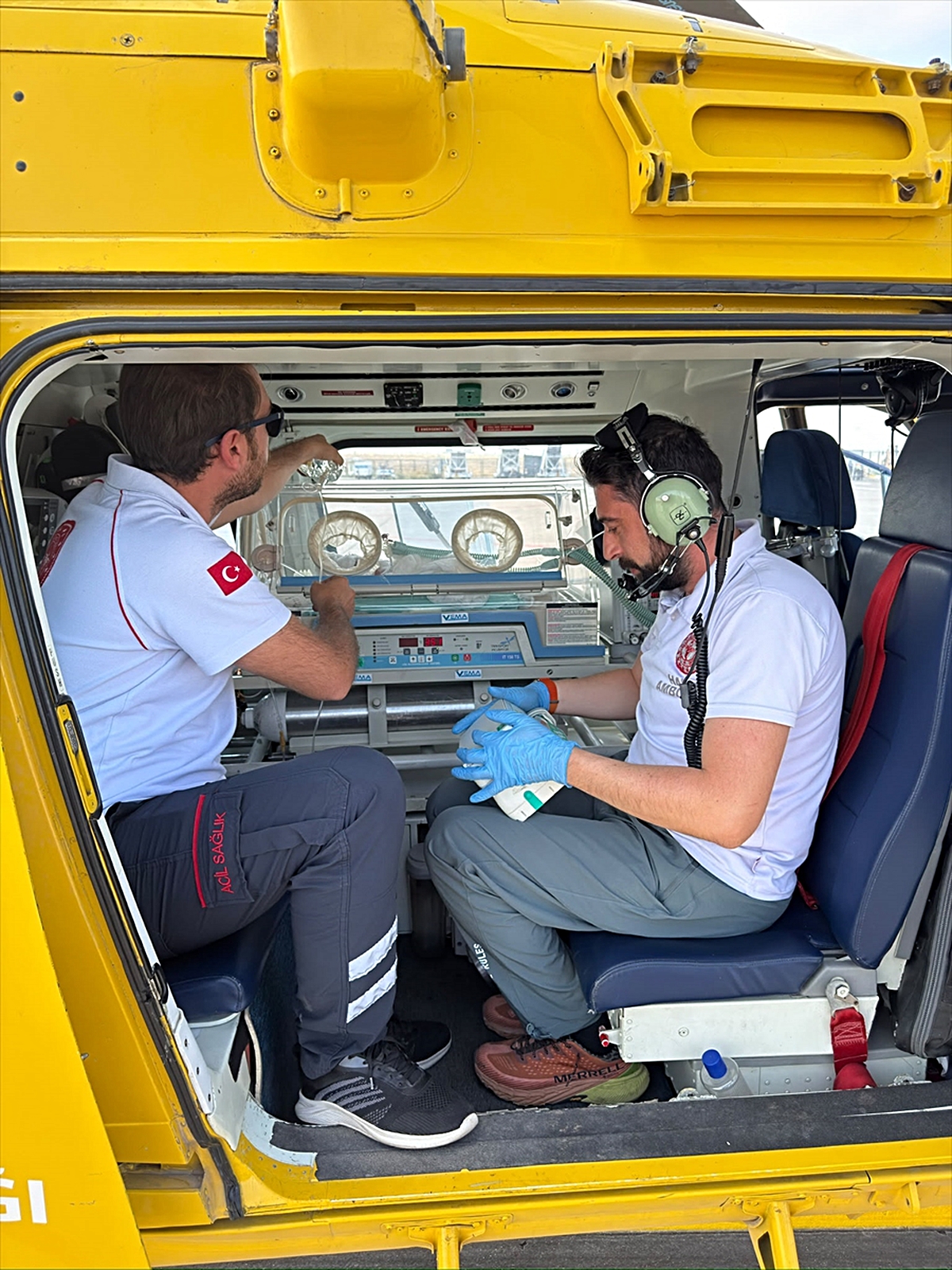 Iğdır\'da 24 haftalık 720 gramlık kız bebek ambulans helikopterle Erzurum\'a sevk edildi.