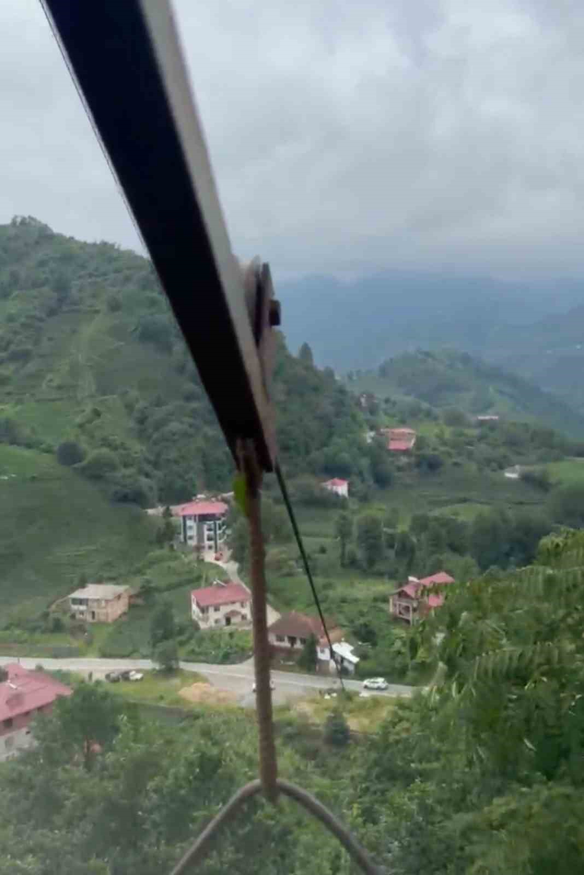 Rize Çayeli'de çay üreticisi ilkel teleferikle bahçesine çıktı