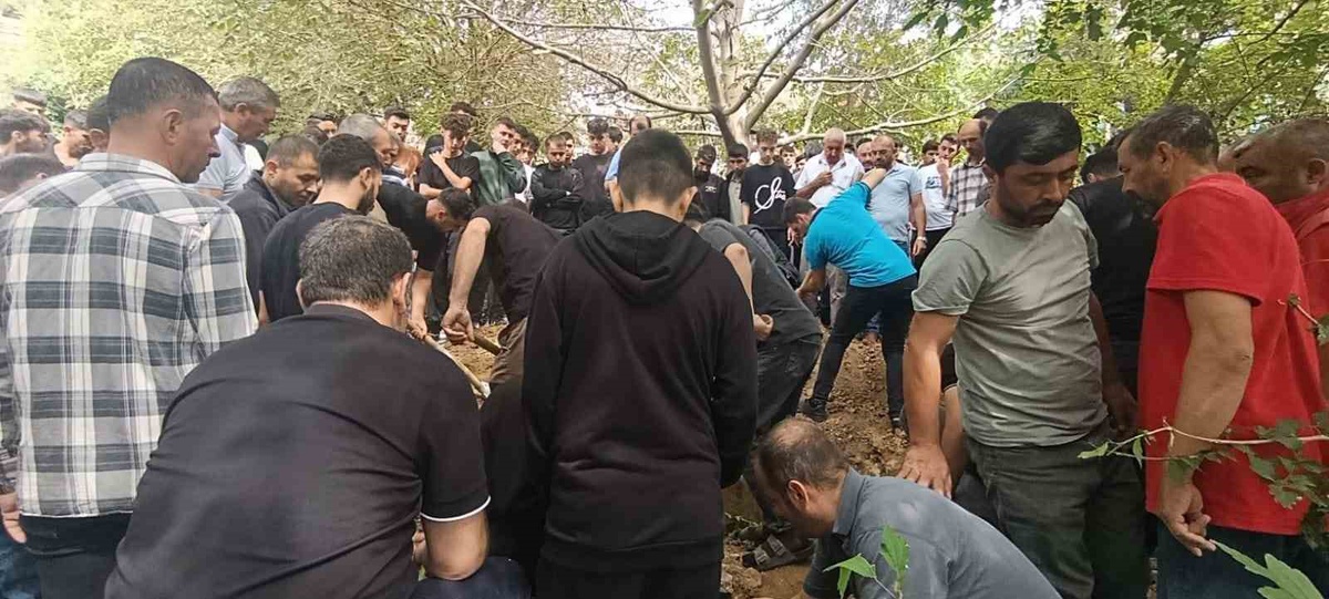 Kahramanmaraş'ta iş makinesinin çarptığı 18 yaşındaki işçi toprağa verildi