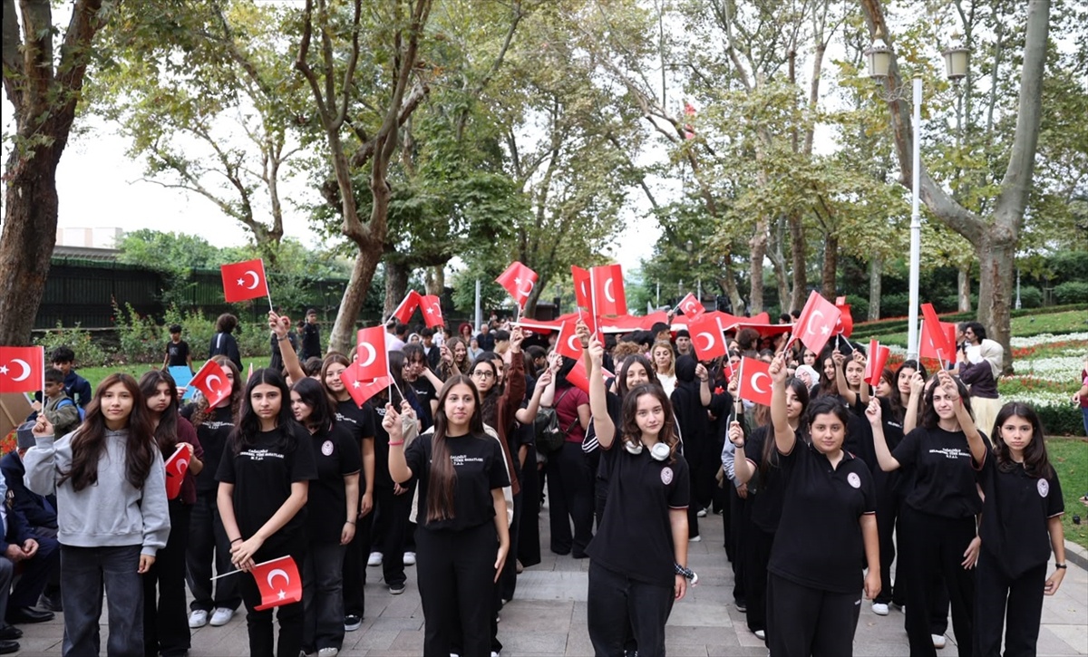 İstanbul\'da "Kahramanlarla Kardeşlik Yolunda Gaziler Günü Yürüyüşü" düzenlendi