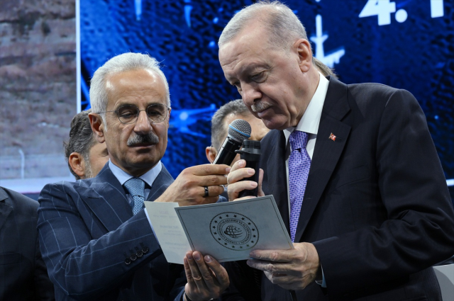 İstanbul Havalimanı'nın 4. pistinden ilk uçak havalandı! İşte Erdoğan'ın kalkış iznini verdiği anlar
