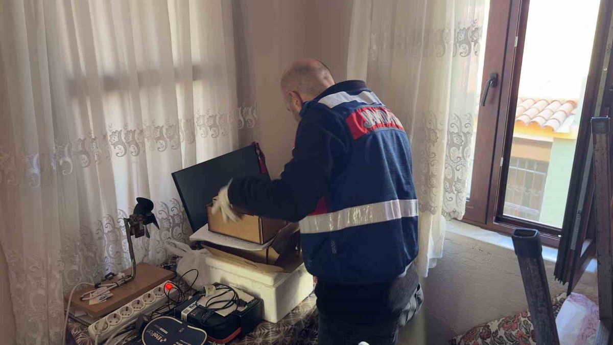 İzmir\'de FETÖ\'ye finansman operasyonunda 21 şüpheli gözaltına alındı