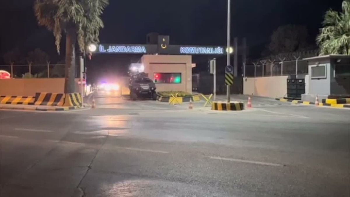 İzmir\'de FETÖ operasyonunda 27 şüpheliden 21\'i gözaltına alındı