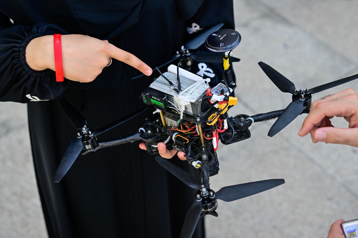 Kadıköy Anadolu İmam Hatip kız takımı TEKNOFEST\'te dronla üçüncü oldu