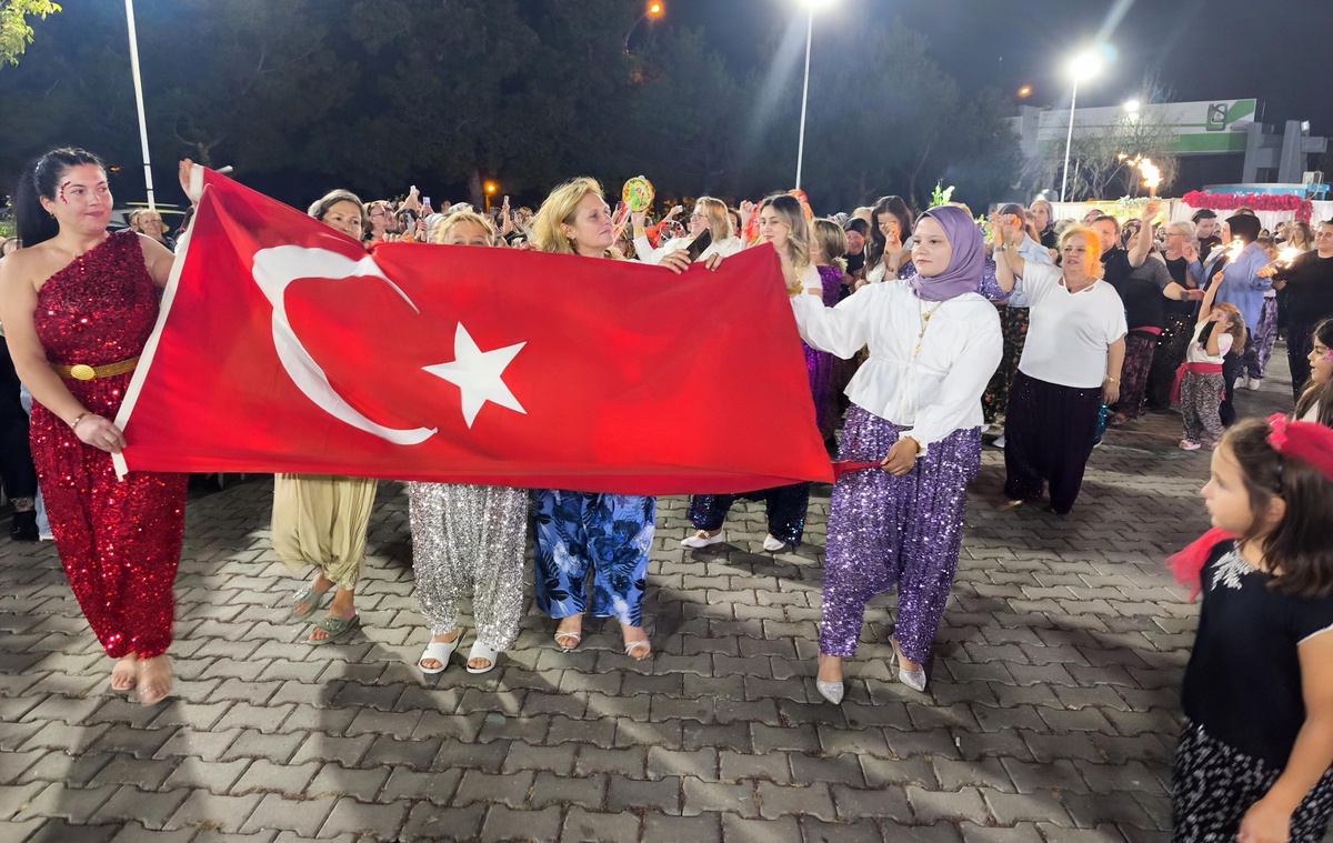 Keşan\'da ilk kez düzenlenen Şalvar Gecesi\'ne 2 bin kadın katıldı