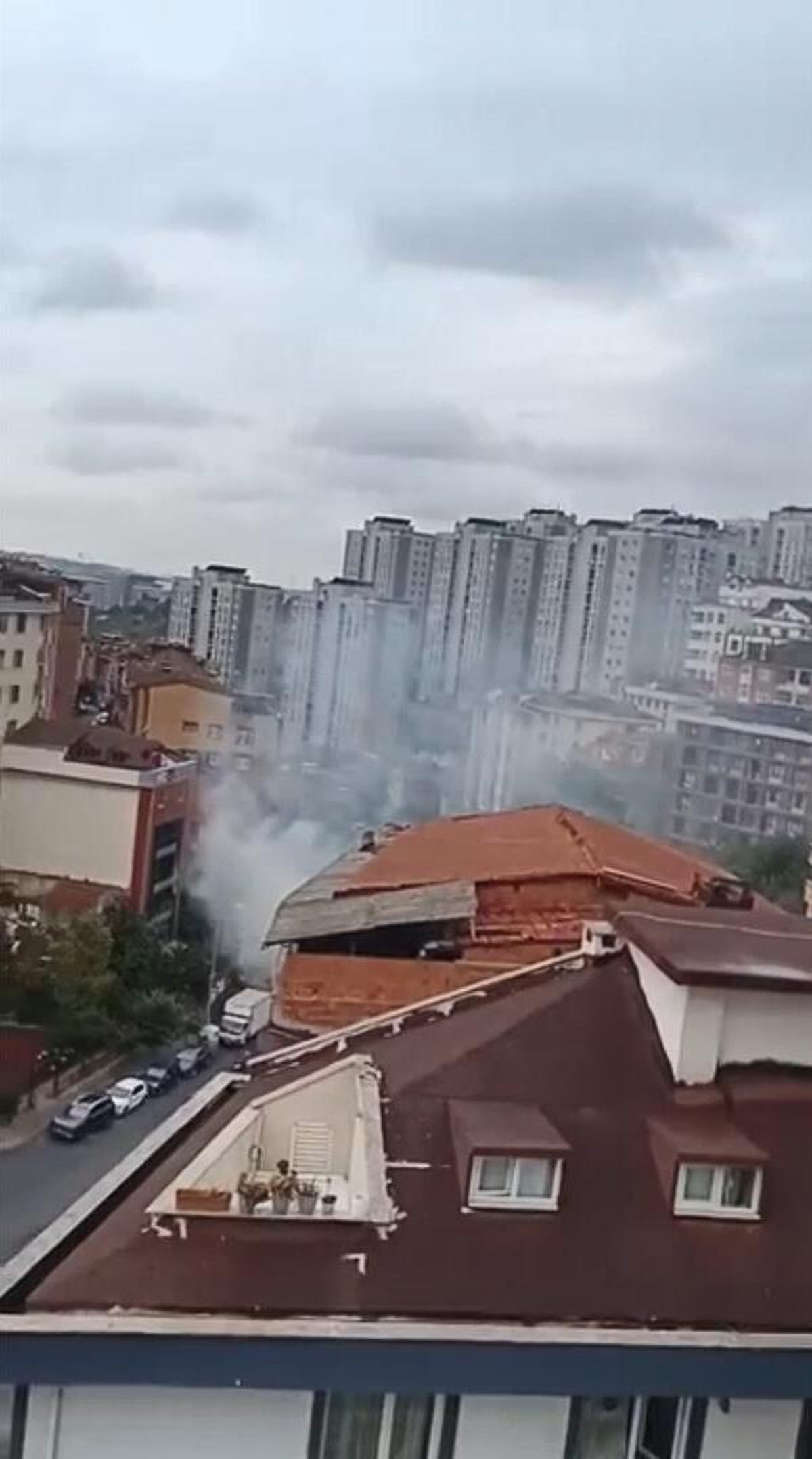 Kağıthane Seyrantepe\'de elektrik direği patladı, çıkan yangın söndürüldü
