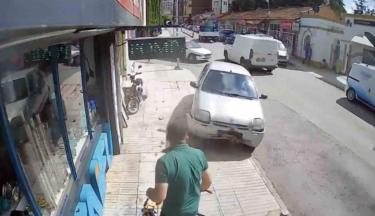Çorum\'da otomobil kaldırıma çıktı, işçi dubalar sayesinde kurtuldu