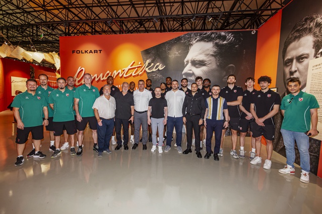 Karşıyaka basketbol takımı Mesut Sancak'ın davetiyle Nazım Hikmet sergisini gezdi