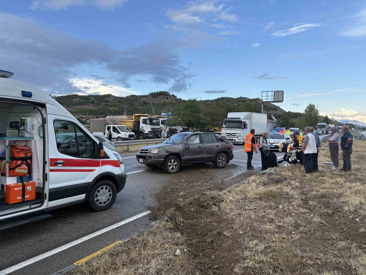 Kastamonu Tosya\'da kaygan yolda refüje çarpan otomobilde 3 kişi yaralandı