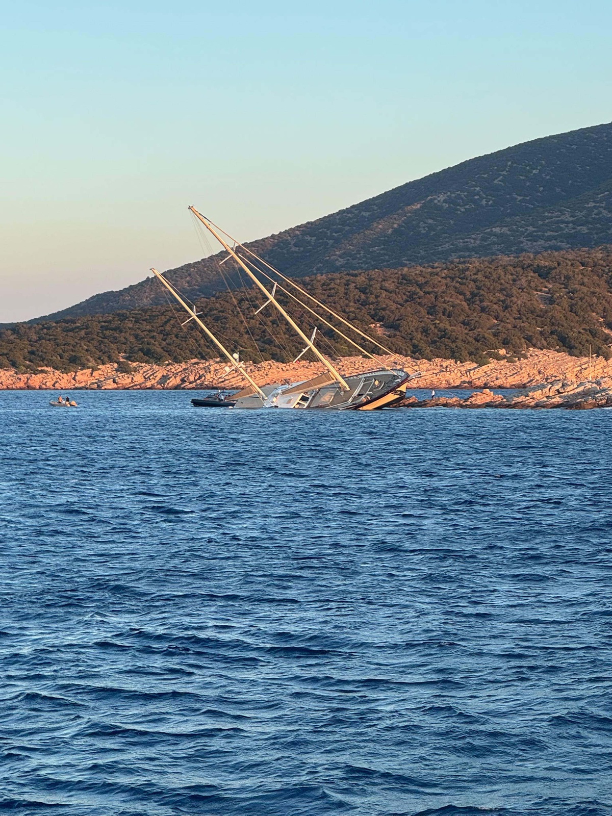 Bodrum açıklarında 36 metrelik gulet kayalıklara çarptı, 7 kişi kurtarıldı