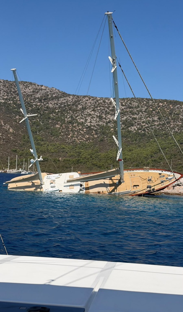 Bodrum'da 36 metrelik gulet kayalıklara vurup yan yattı, 11 kişi kurtarıldı