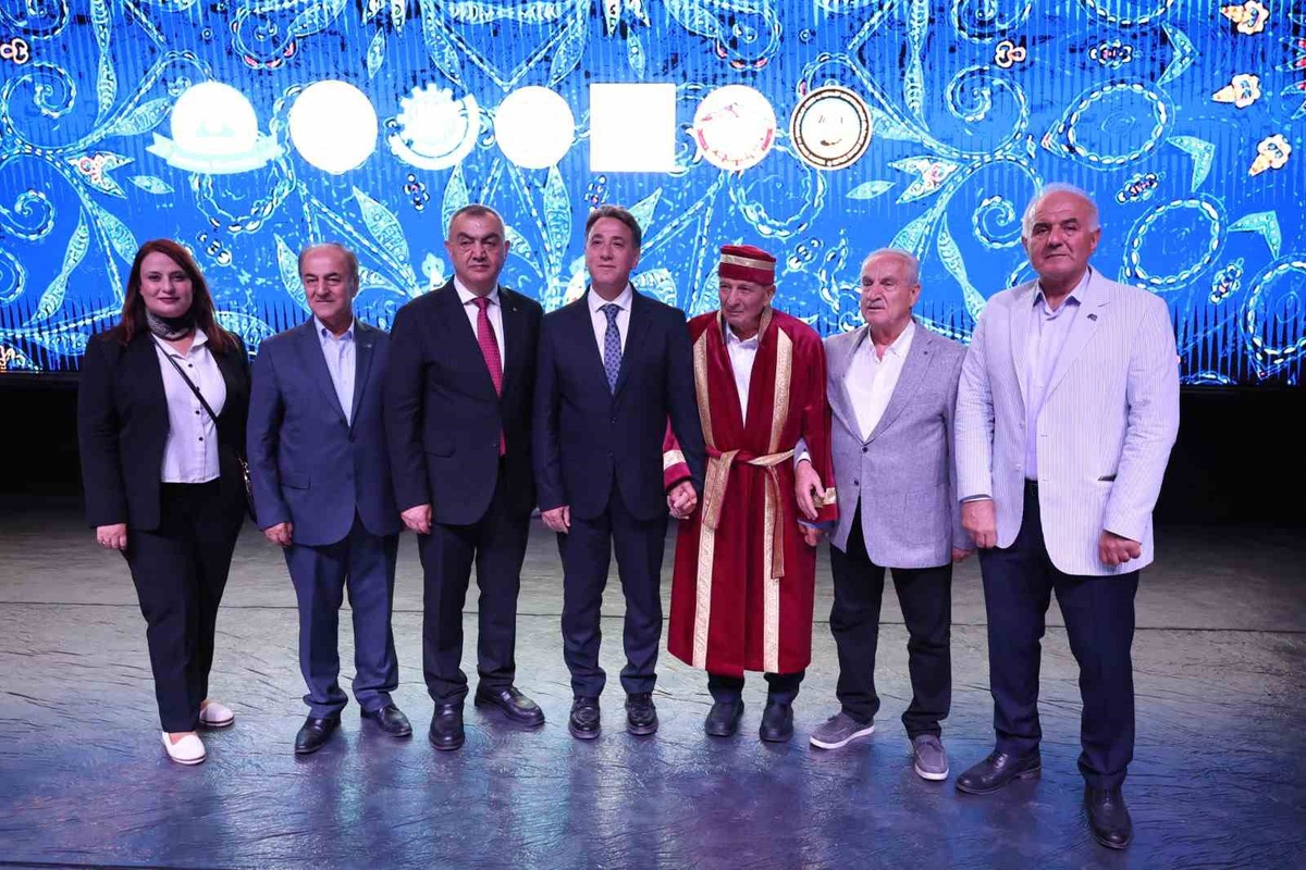 KAYSO\'nun Yılın Ahisi Mustafa Suat Köylüoğlu, Kayseri\'de düzenlenen törende kaftan giydi