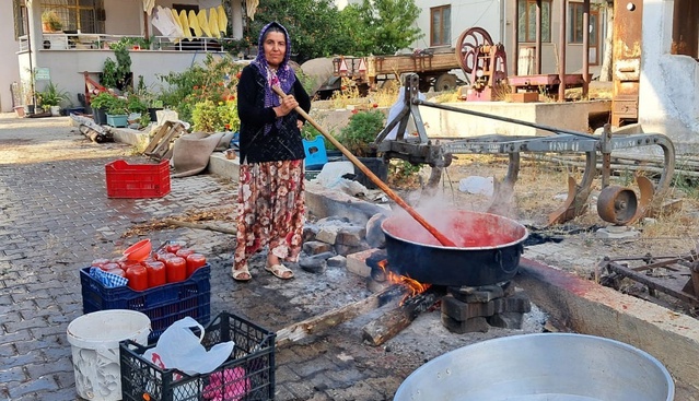 Erzincan Üzümlü'de kadınlar kışlık salça için kazanları kaynattı