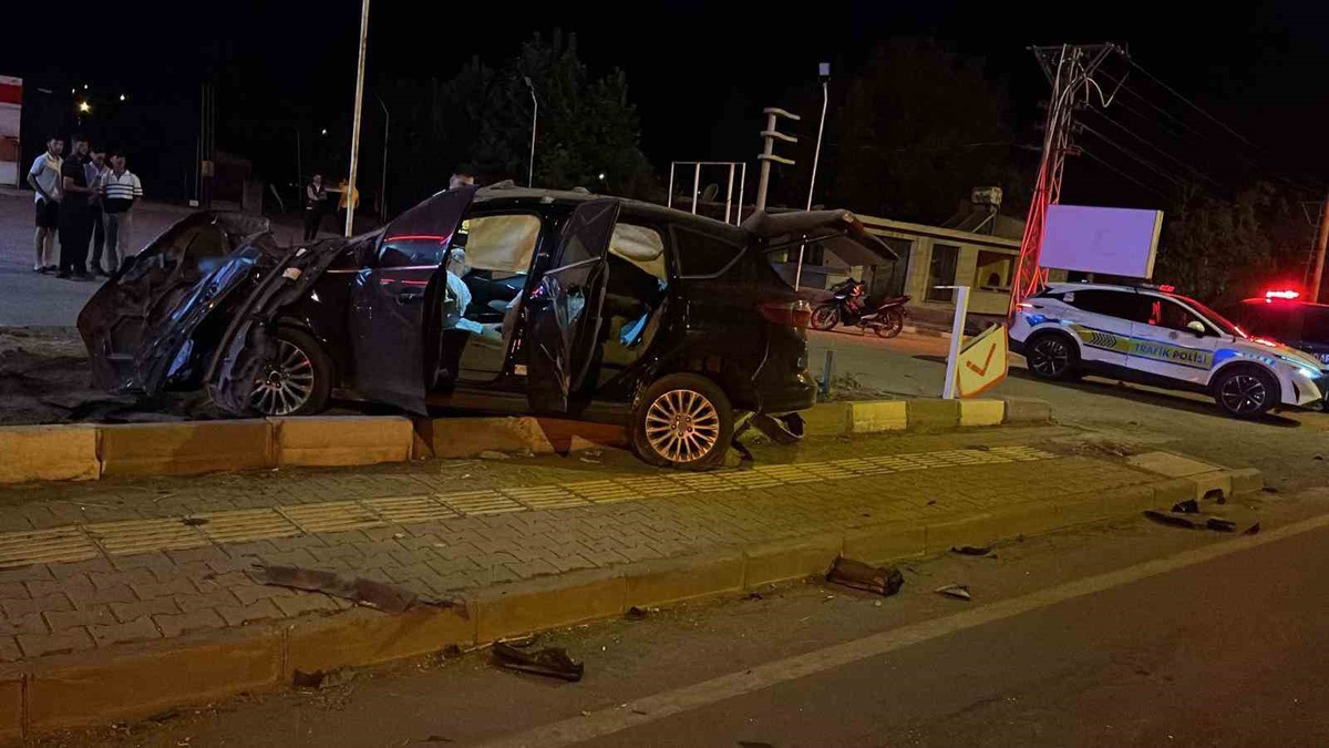 Gaziantep İslahiye'de kontrolden çıkan otomobilin sürücüsü ağır yaralandı