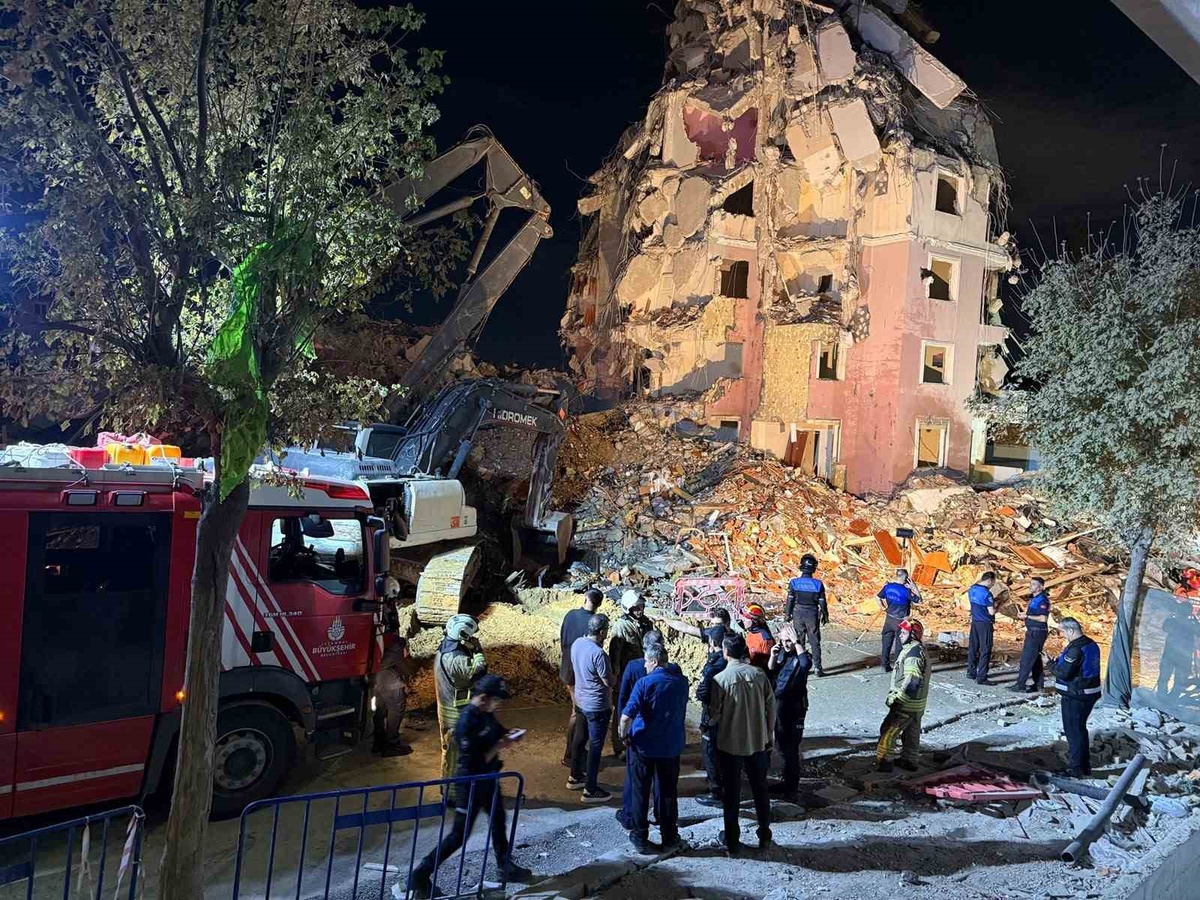 Küçükçekmece\'de kentsel dönüşümdeki blok kendiliğinden çöktü, 2 kişi yaralandı