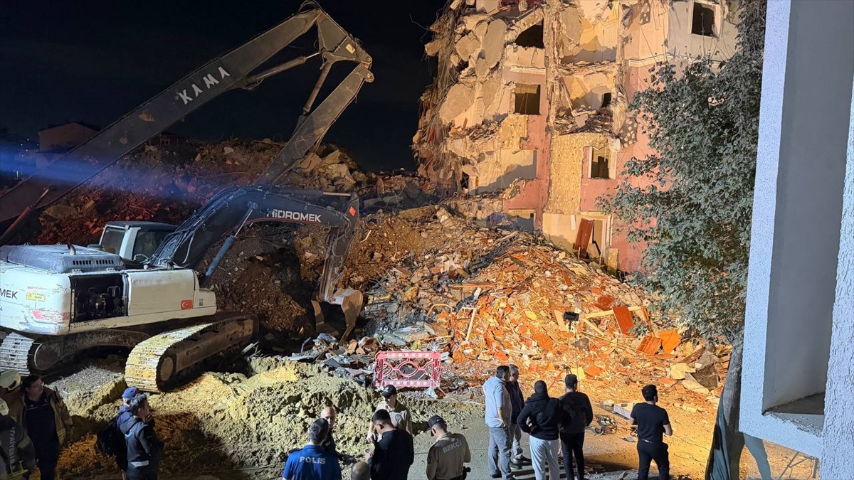 Küçükçekmece\'de yıkım alanında çökme meydana geldi, yoldan geçen 2 kişi yaralandı
